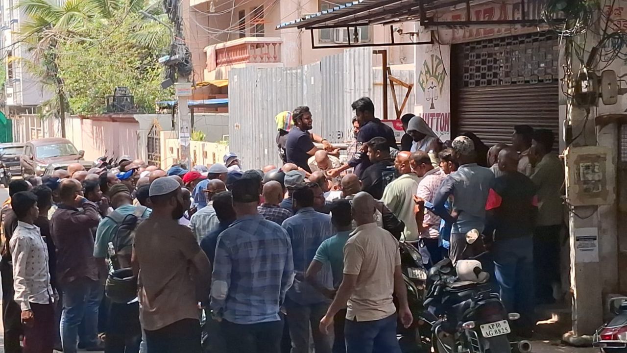 Fake Hair Growth Scam: బట్టతలపై జుట్టు మొలిపిస్తామంటూ వందల మందికి గుండు కొట్టేసిన ఘనుడు