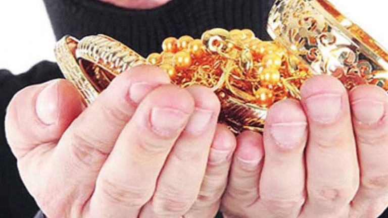 Crime News: ఉచిత సలహా ఇచ్చి.. బంగారు ఆభరణాలను అపహరించిన నకిలీ పోలీసులు!