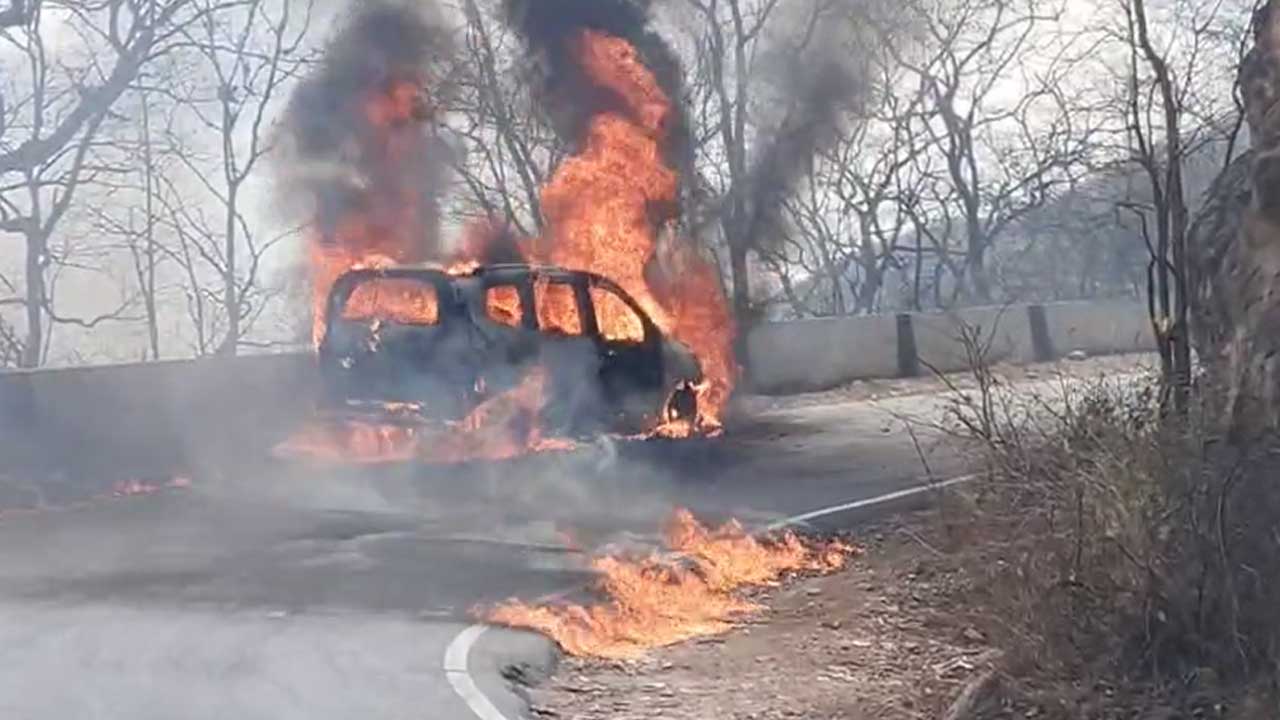 Fire Catches Car: శ్రీశైలం ఘాట్‌ రోడ్డులో భక్తులకు తప్పిన ప్రమాదం..