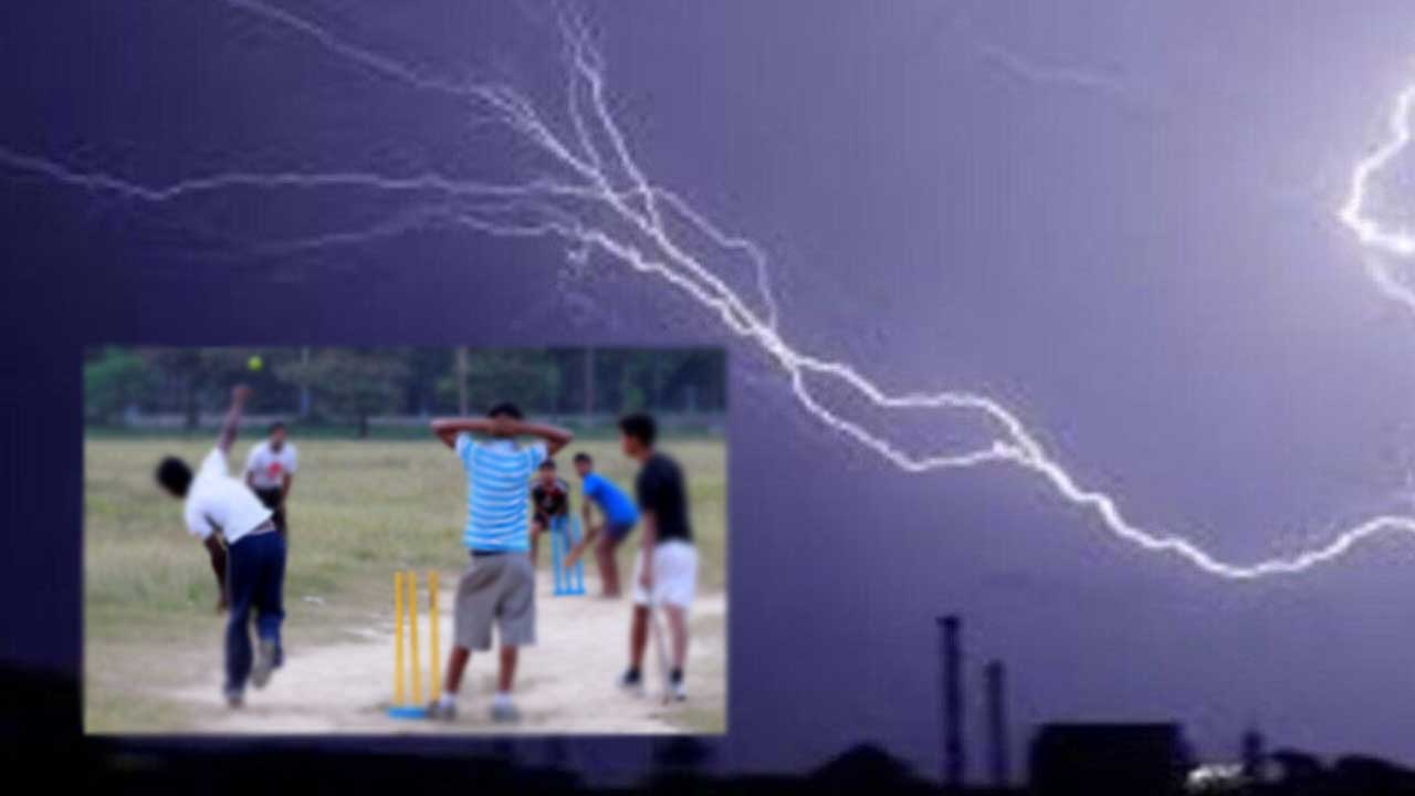 Andhra Pradesh: హైస్కూల్‌ గ్రౌండ్‌లో పడిన పిడుగు.. ఇద్దరు విద్యార్థులు మృతి