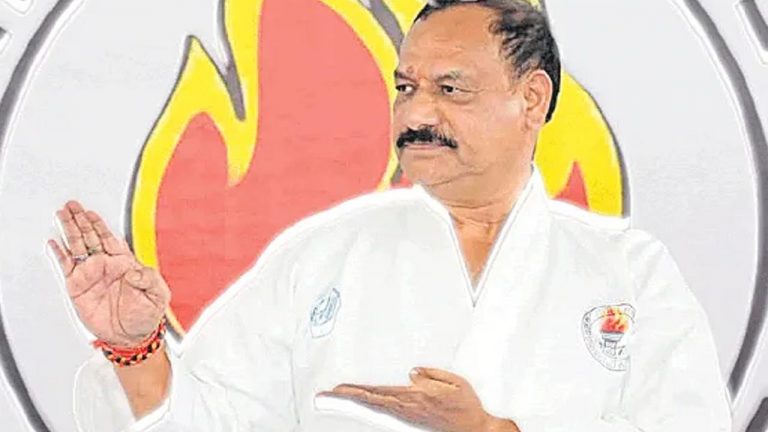 Mahesh Goud : పీసీసీ చీఫ్‌ మహేశ్ గౌడ్ కు కరాటే బ్లాక్ బెల్టు
