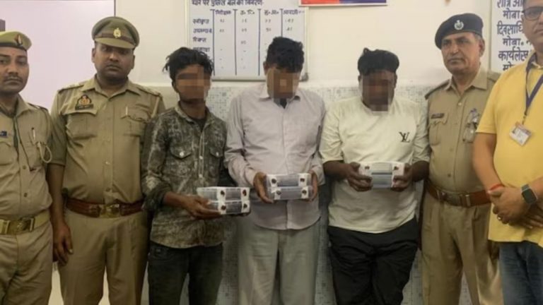 Prayagraj: ఏసీ కోచ్ నుండి దిగి ప్లాట్‌ఫారమ్ పై కుర్చున్న దొంగలు.. చెమటలు పట్టడంతో అసలు విషయం బట్టబయలు!