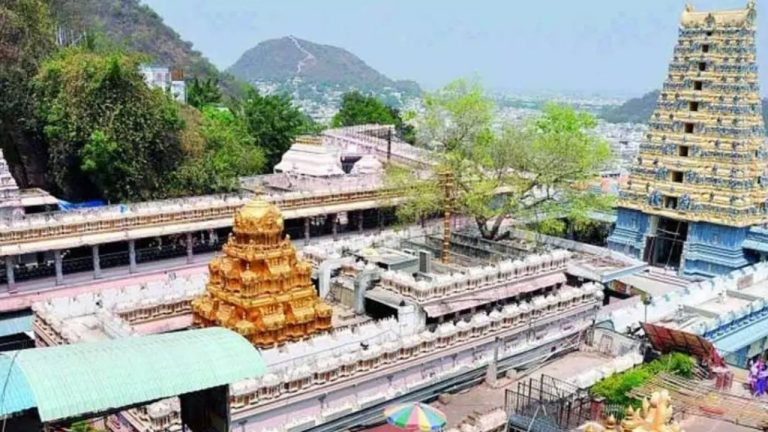 Vijayawada: ఇంద్రకీలాద్రిపై గుడి ఈవో ఆకస్మిక తనిఖీలు.. ఏఈఓకు చార్జిమెమో జారీ