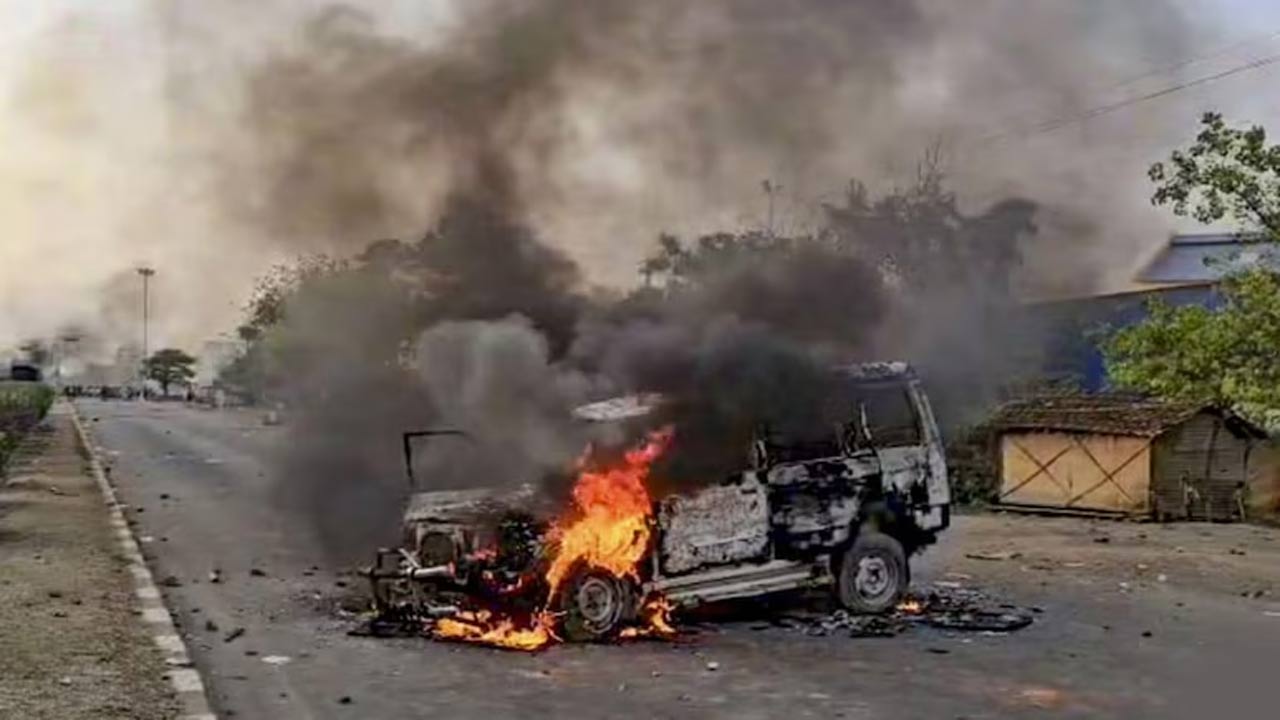 Bengal: వక్ఫ్ చట్టంపై బెంగాల్‌లో హింస.. భారీగా ఆస్తులు ధ్వంసం