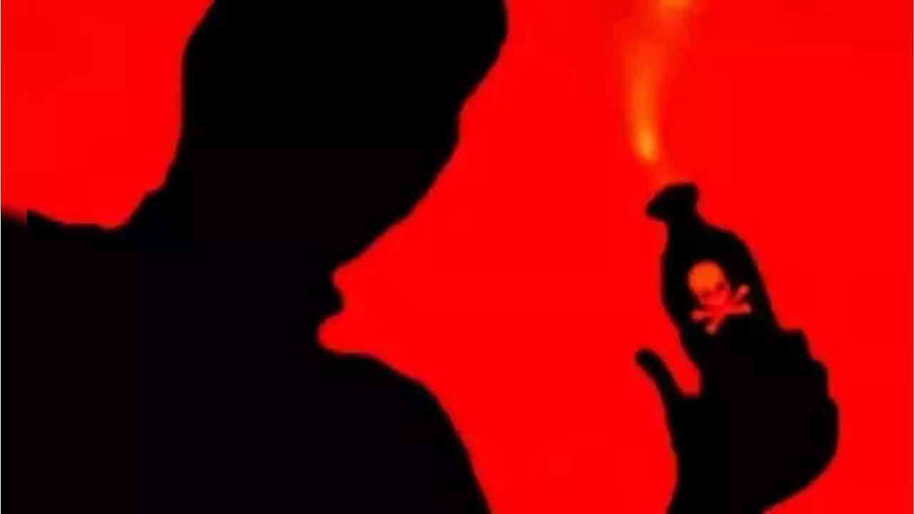 Crime: అక్రమ సంబంధం అనుమానంతో భార్య, కుమార్తెలపై యాసిడ్ దాడి..