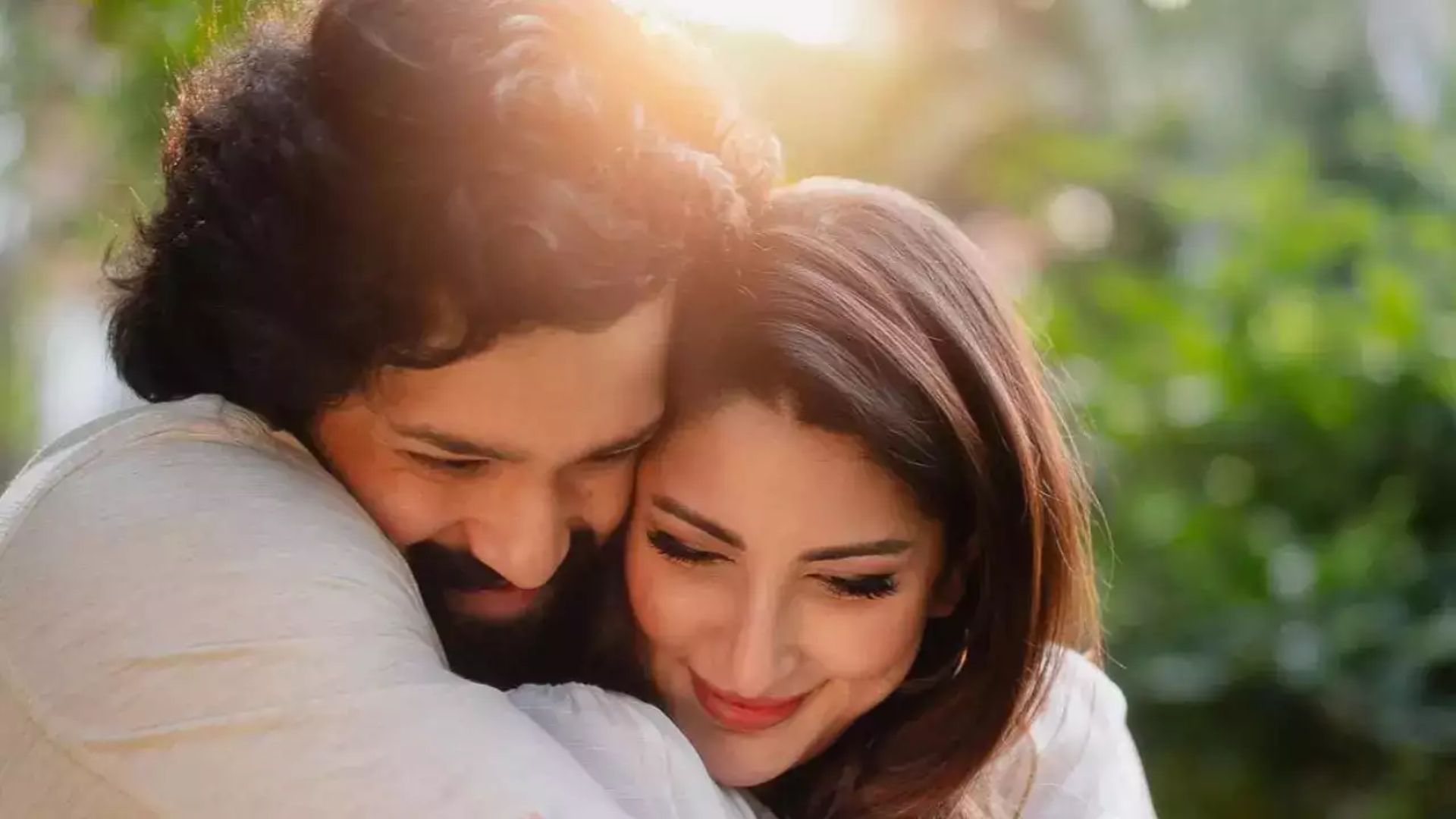 Akkineni Akhil : ఎయిర్ పోర్టులో కొత్త జంట..