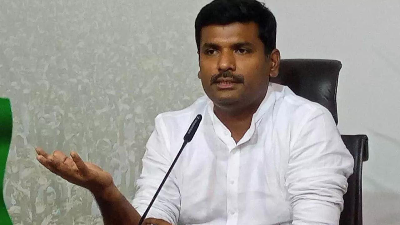 Gudivada Amarnath: షెల్ కంపెనీలకు ప్రభుత్వ భూములను కట్టబెడుతున్నారు..