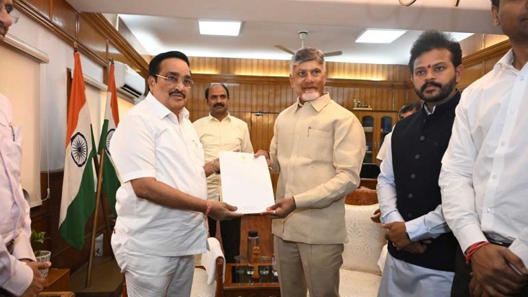 CM Chandrababu: కేంద్ర జలశక్తి మంత్రితో ఏపీ సీఎం భేటీ.. పోలవరం రండి.. బనకచర్లకు అనుమతి ఇవ్వండి..!