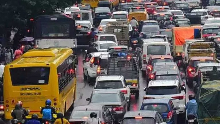 Bhadradri : భద్రాచలంలో ఘనంగా రాములోరి కళ్యాణం.. భారీగా ట్రాఫిక్ జాం