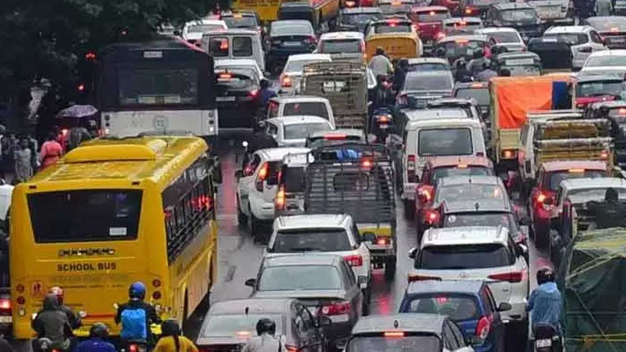 Bhadradri : భద్రాచలంలో ఘనంగా రాములోరి కళ్యాణం.. భారీగా ట్రాఫిక్ జాం