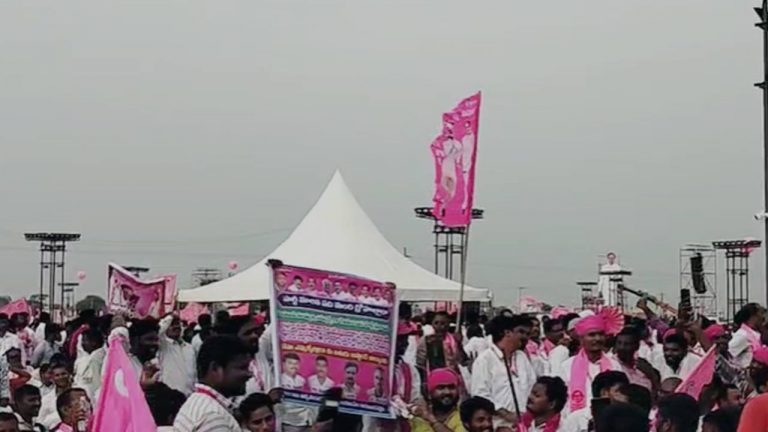 BRS Silver Jubilee Public Meeting: పార్టీ మారిన ఎమ్మెల్యేల ఫోటోలతో ఫ్లెక్సీ.. బాటిల్స్ ,కర్రలతో కొట్టిన కార్యకర్తలు