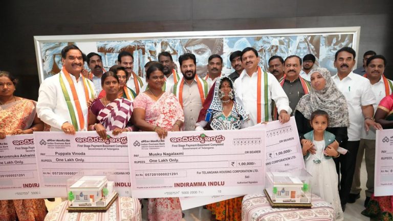 CM Revanth Reddy : ఇందిరమ్మ ఇళ్ల లబ్ధిదారులకు రూ. 20.19 కోట్లు విడుదల..  సీఎం రేవంత్ చేతుల మీదుగా చెక్కుల పంపిణీ