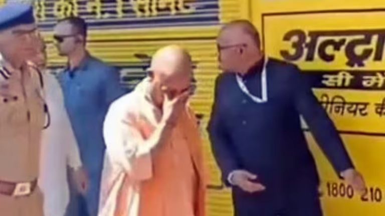 CM Yogi: ఉగ్రదాడి బాధితుల మాటలు విని కన్నీరుపెట్టుకున్న సీఎం యోగి.. (వీడియో)