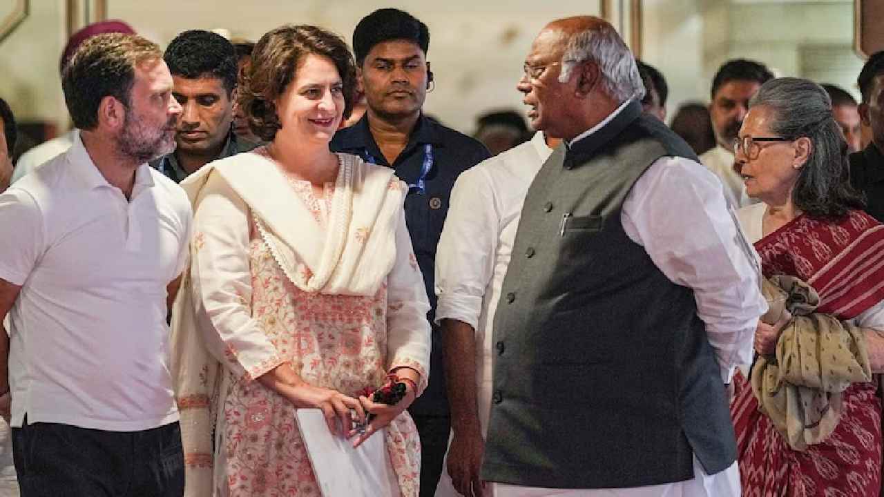 Congress: అహ్మదాబాద్ వేదికగా రేపు కాంగ్రెస్ కీలక భేటీ.. పార్టీలో మార్పులే కీలక ఎజెండా.!