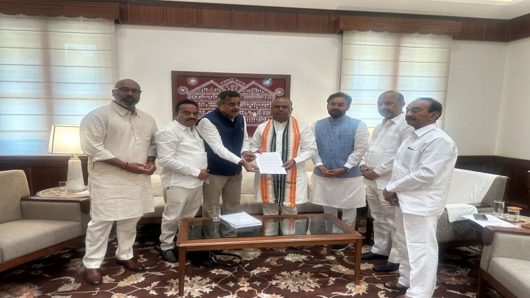 BJP: హెచ్‌సీయూ భూ వ్యవహారం.. కేంద్ర మానవ వనరుల అభివృద్ధి శాఖ మంత్రిని కలిసిన బీజేపీ ఎంపీలు..