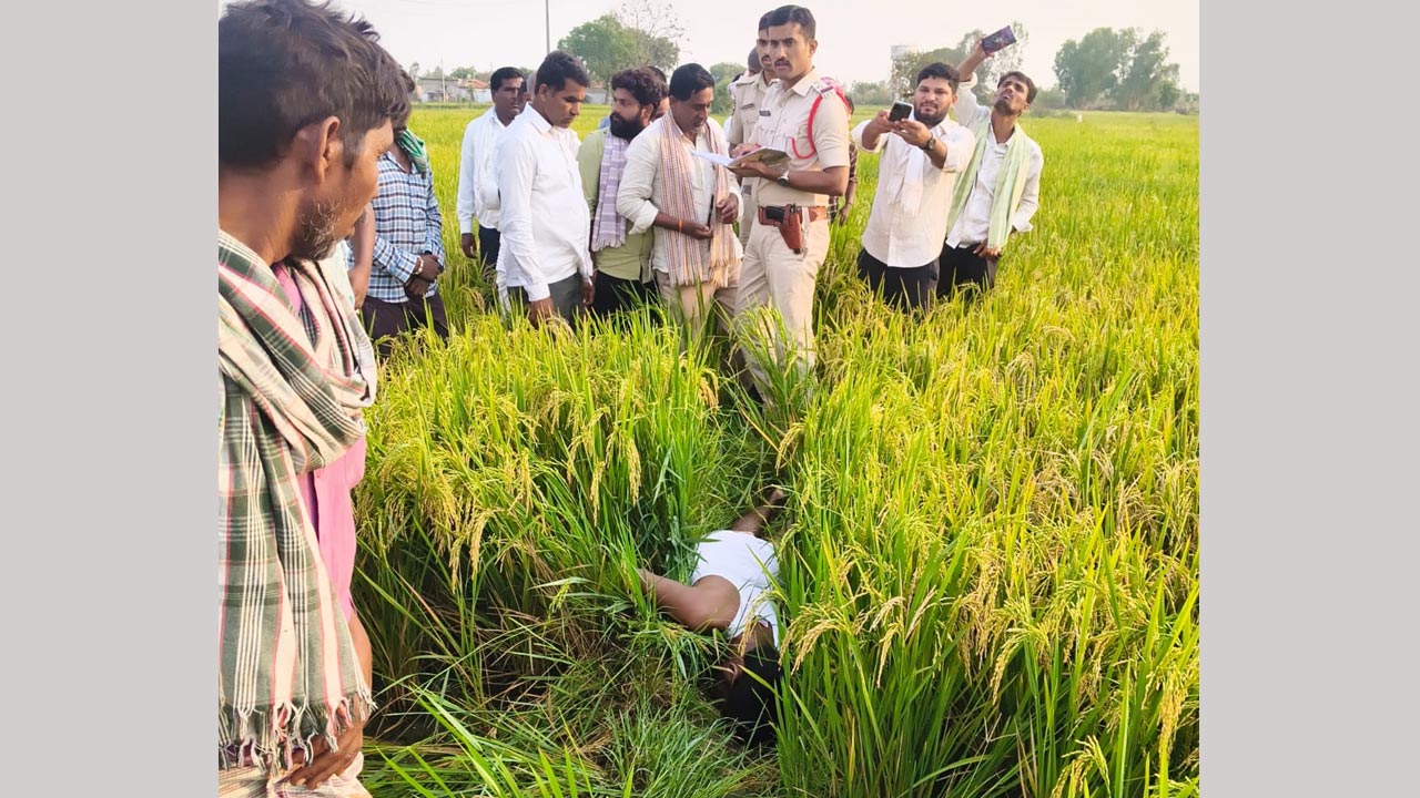 Sangareddy: విద్యుత్ అధికారుల నిర్లక్ష్యంతో యువ రైతు మృతి
