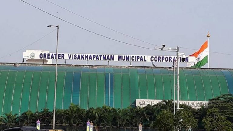 GVMC Mayor: విశాఖ మేయర్ అవిశ్వాసానికి 24 గంటల సమయం.. నగరానికి కూటమి కార్పొరేటర్లు..