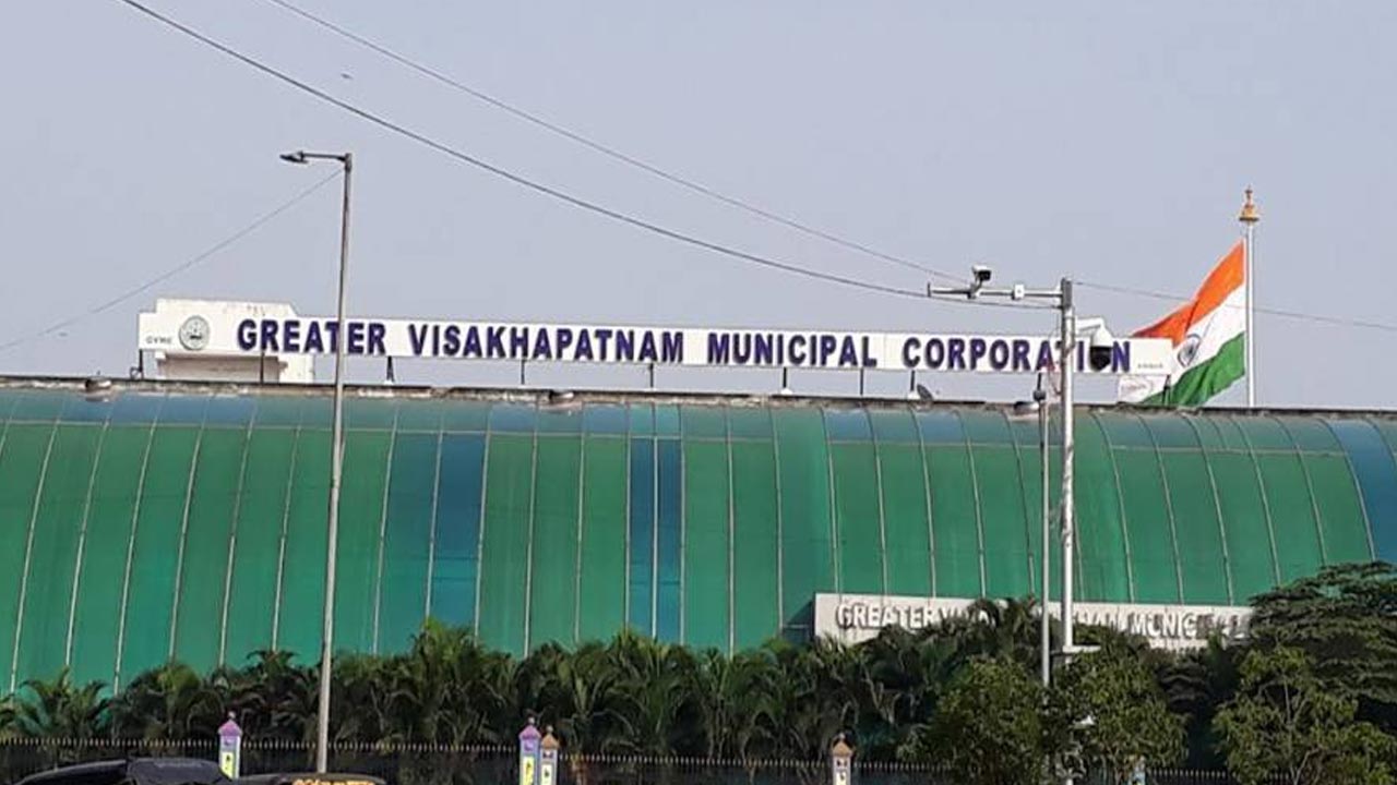 GVMC Mayor: విశాఖ మేయర్ అవిశ్వాసానికి 24 గంటల సమయం.. నగరానికి కూటమి కార్పొరేటర్లు..