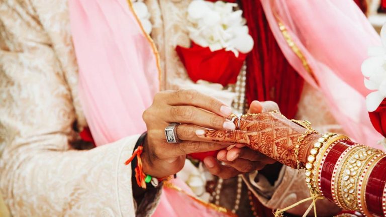 Transgender Marriage: నేను ఆ హిజ్రానే పెళ్లి చేసుకుంటా.. లేకపోతే రైలు కింద పడి సచ్చిపోతా..
