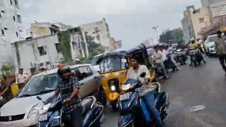 Hyderabad: భారీ వర్షం.. నగరం మొత్తం ట్రాఫిక్ జామ్..