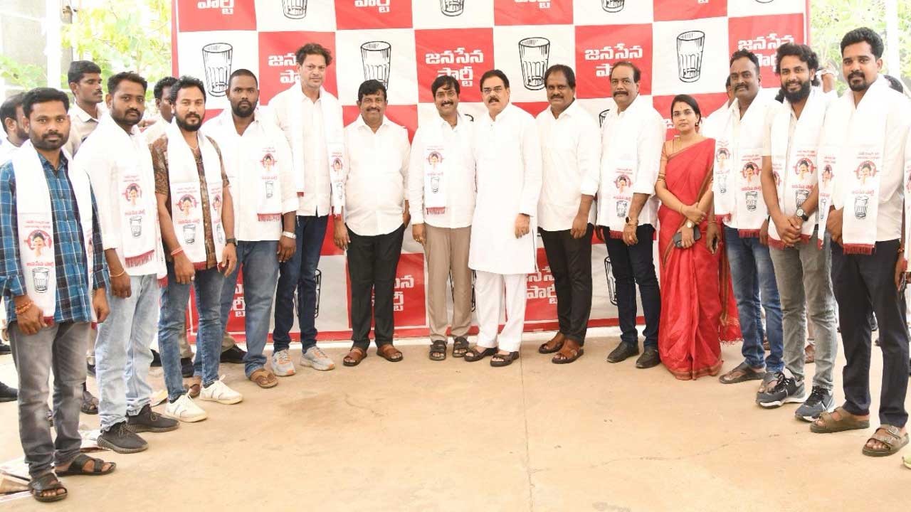 Janasena: మేయర్‌పై అవిశ్వాసం ముంగిట.. విశాఖలో వైసీపీకి బిగ్‌ షాక్..!