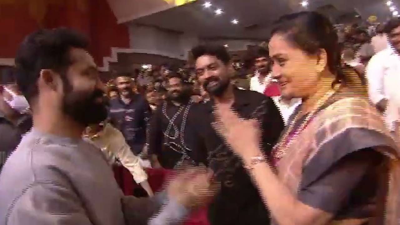 NTR Goose Bumps Entry at Arjun Son Of Vyjayanthi Pre Release Event - NTV Telugu