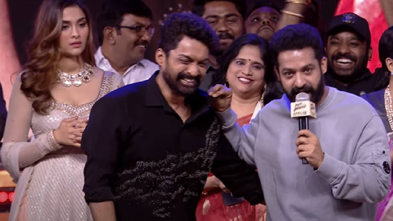 Jr NTR: ఫస్ట్ రివ్యూ ఇచ్చేసిన ఎన్టీఆర్.. కళ్యాణ్ రామ్ కాలర్ ఎగరేసి మరీ!