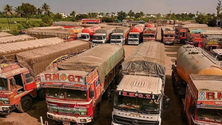 Karnataka: సమ్మెలోకి 6 లక్షల ట్రక్కర్లు.. నిలిచిన నిత్యావసర వస్తువులు