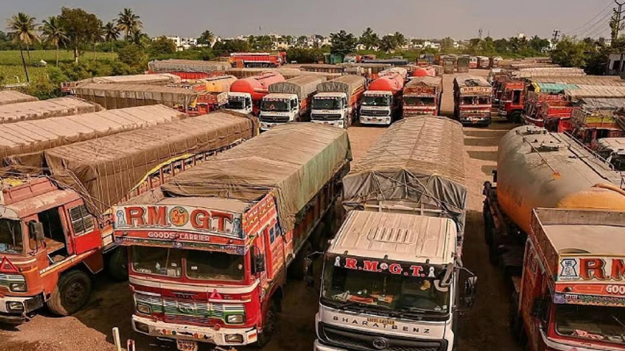 Karnataka: సమ్మెలోకి 6 లక్షల ట్రక్కర్లు.. నిలిచిన నిత్యావసర వస్తువులు