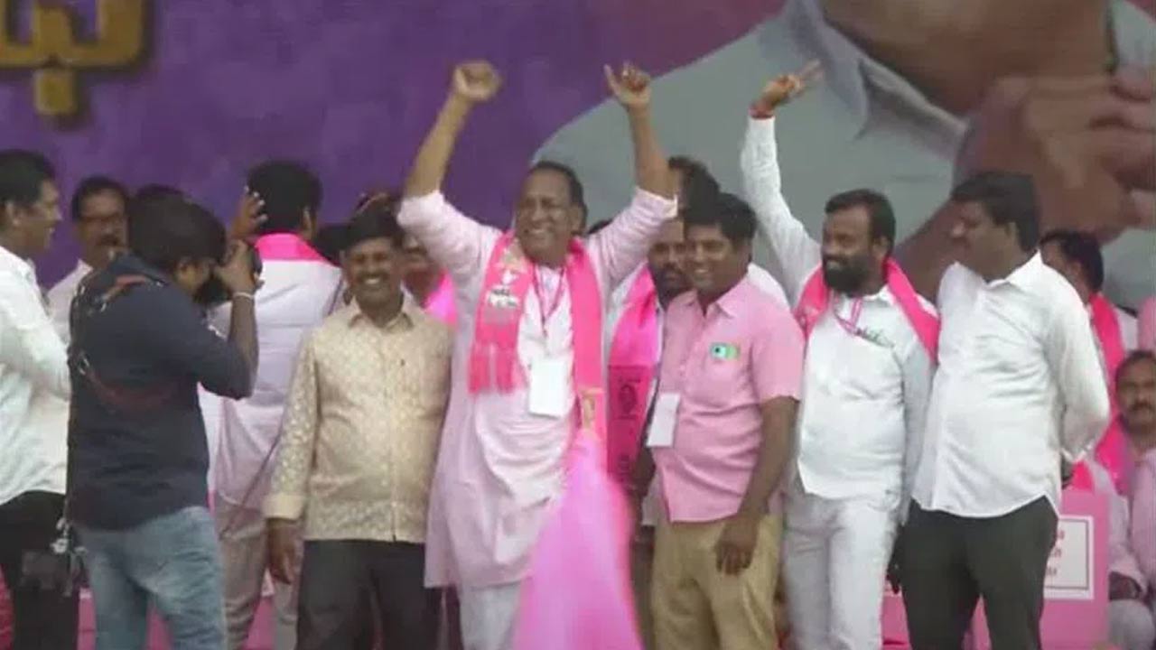 Malla Reddy: బీఆర్ఎస్ రజతోత్సవ సభా వేదికపై.. మల్లారెడ్డి మాస్ డ్యాన్స్..