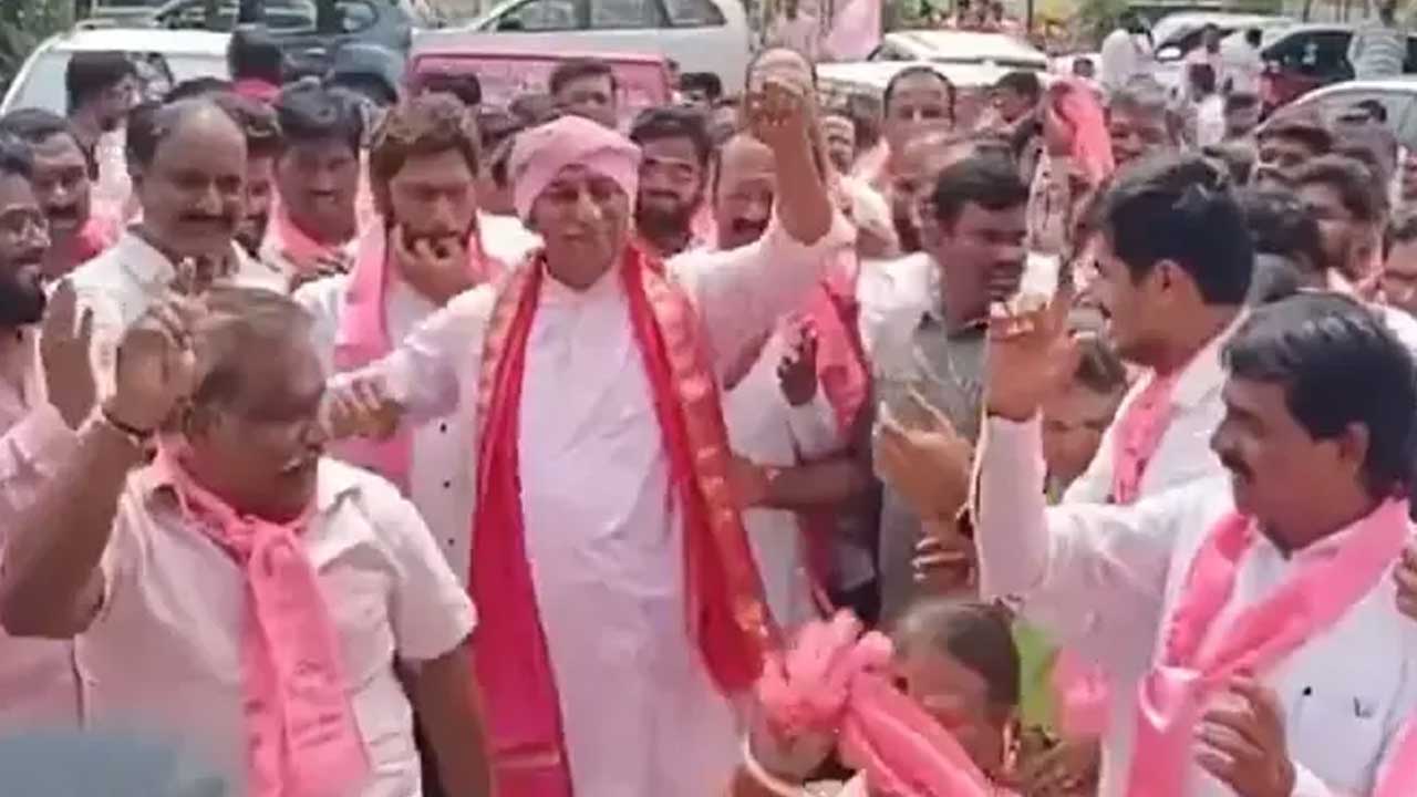 Malla Reddy : మల్లారెడ్డి గులాబీ పార్టీ వేడుకలో స్టెప్పులతో సందడి