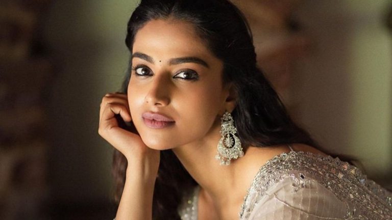 Meenakshi Chaudhary : దాని కారణంగా అందరు నాకు దూరంగా ఉండేవారు..