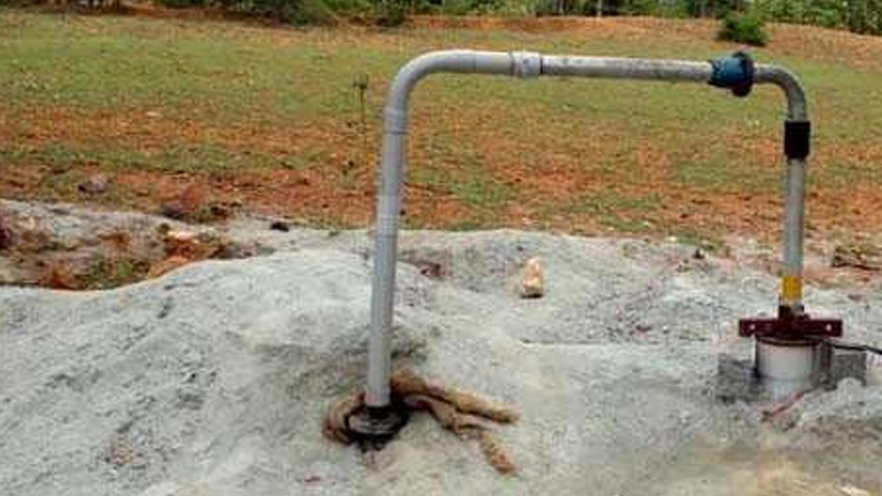 Bhadradri Kothagudem: ఫారెస్ట్ అధికారుల అమానుష చర్య.. రైతు మోటారు బోరులో రాళ్ళు వేసిన వైనం