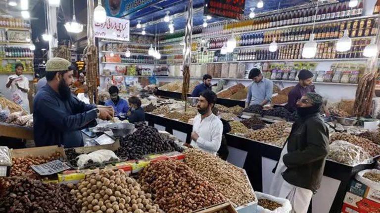 Pakistan: భారత్ దెబ్బకు పాకిస్థాన్ మార్కెట్ కుదేలు.. కిలో చికెన్ రూ.800!