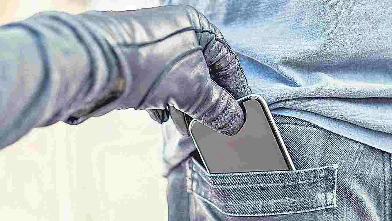 Cyberabad: సెల్ ఫోన్లు చోరీ చేస్తున్న ముఠాలను పట్టుకున్న పోలీసులు.. 1060 సెల్ ఫోన్లు స్వాధీనం