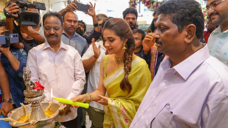 R.S.Brothers : కనకదుర్గ సన్నిధిలో ఆర్‌.ఎస్‌.బ్రదర్స్‌ 2వ షోరూమ్‌.. ప్రారంభించిన కీర్తి సురేష్‌