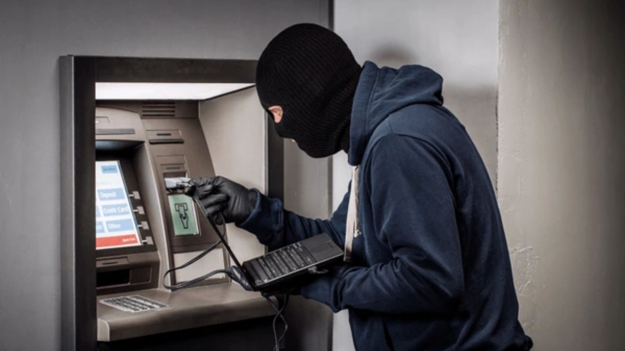 ATM Hack: తాళం వాడలేదు, పగులకొట్టలేదు.. కానీ 10 లక్షలు దోచేసిన దొంగలు.! ఎలా అంటే?