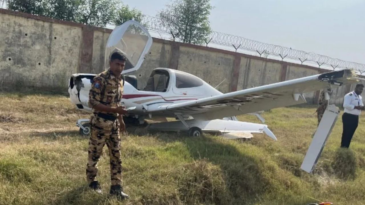 Aligarh Plane Crash: తృటిలో తప్పిన పెనుప్రమాదం.. ల్యాండ్ అవుతుండగా గోడను ఢీకొన్న శిక్షణ విమానం