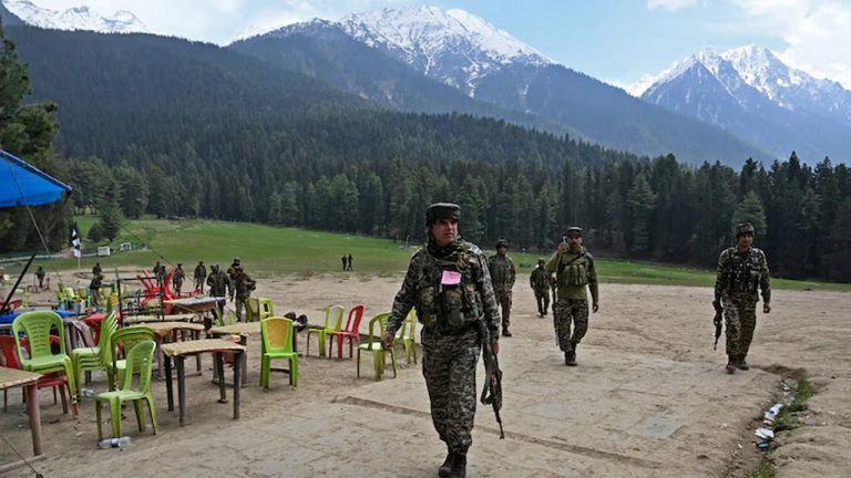 Terrorists: సైనికుల దుస్తుల్లో టెర్రరిస్టులు.. భయపడుతున్న కాశ్మీరీలు..