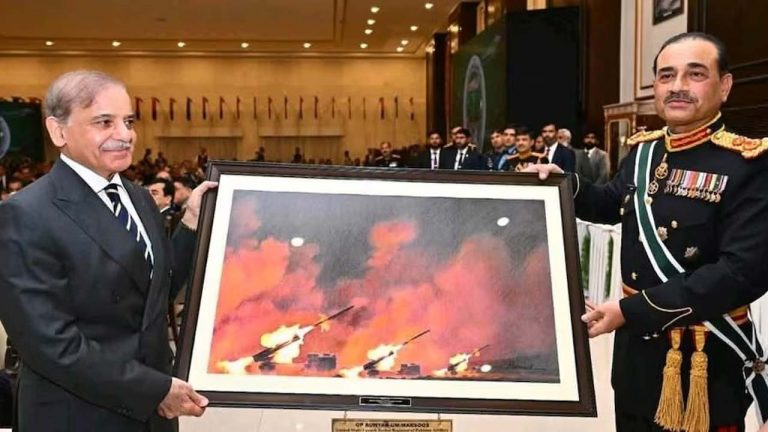 Shahbaz Sharif: అసిమ్ మునీర్ తన సొంత పీఎంనే పిచ్చోడిని చేసిన వైనం.. భారత్ పై దాడి చేసిన ఫొటో అంటూ గిఫ్ట్ గా..