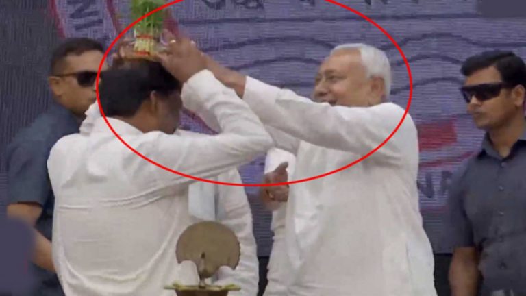 Bihar: సీఎం విచిత్ర ప్రవర్తన.. పూల బొకేను ఆఫీసర్ నెత్తినపెట్టిన నితీష్‌కుమార్