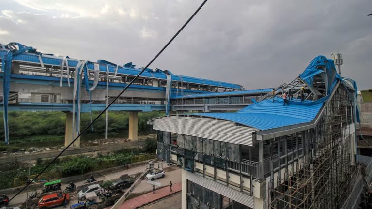 Delhi: ఢిల్లీలో వర్ష బీభత్సం.. ముగ్గురు కూలీలు మృతి..