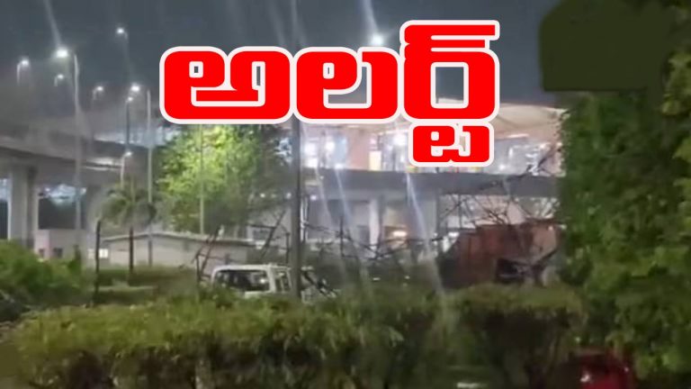 Delhi: ఢిల్లీని మరోసారి హడలెత్తించిన భారీ వర్షం.. దుమ్ము తుఫాన్.. ఫ్లైట్స్‌కు అంతరాయం