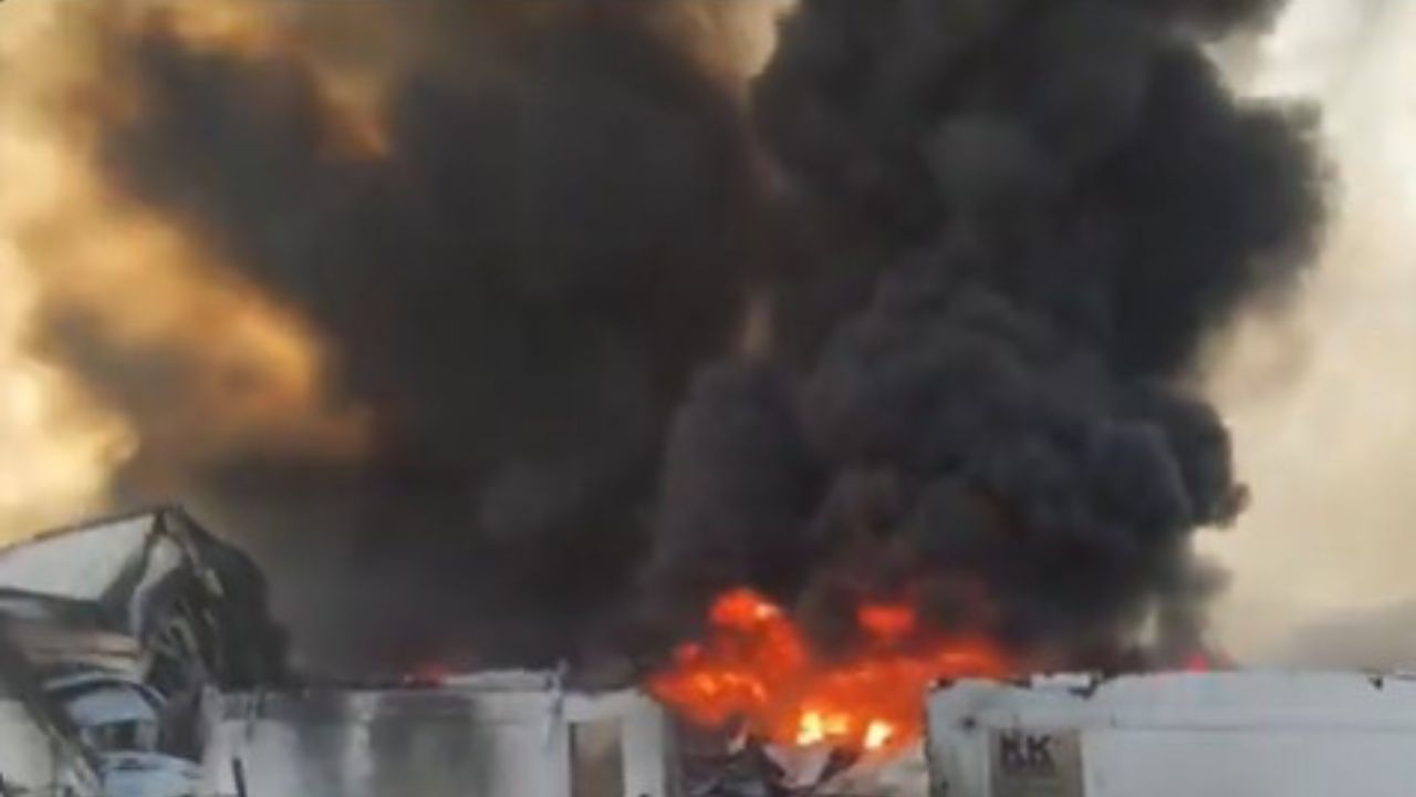 Fire break out: భారీ అగ్నిప్రమాదం.. అగ్నికి ఆహుతైన 22 గోదాములు..!