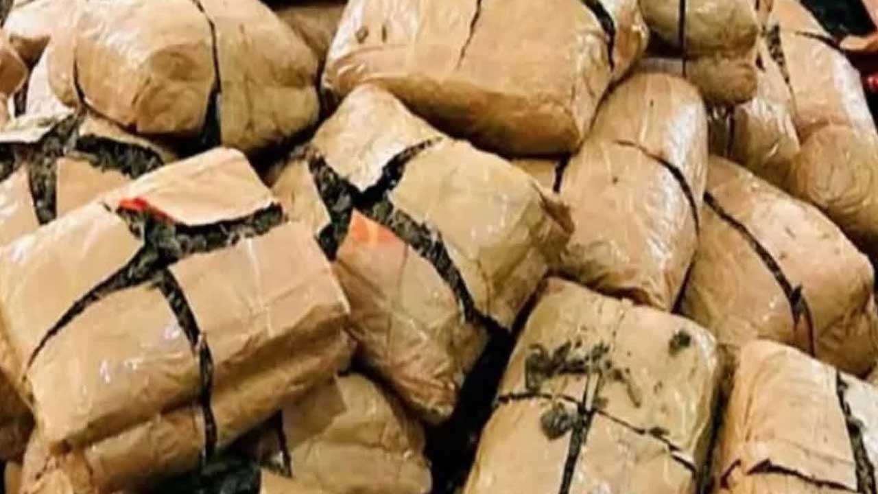 Ganja Smuggling: పుష్ప సినిమా తరహాలో గంజాయి స్మగ్లింగ్.. ఎలా చిక్కారంటే..!