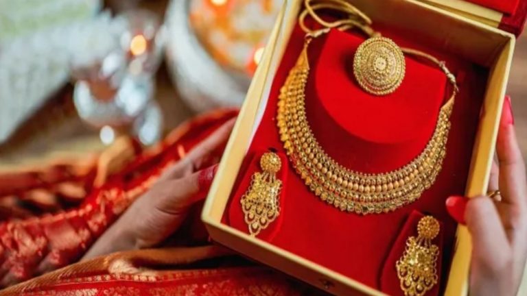 Gold Rate Today: పసిడి ప్రియులకు శుభవార్త.. తగ్గుతున్న బంగారం ధరలు!