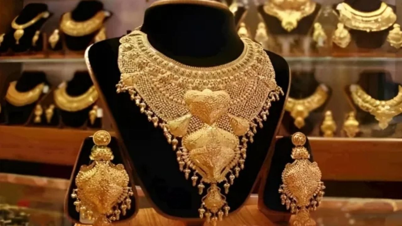 Today Gold Rate: గోల్డ్ లవర్స్‌కు గుడ్ న్యూస్.. తగ్గిన బంగారం ధరలు!
