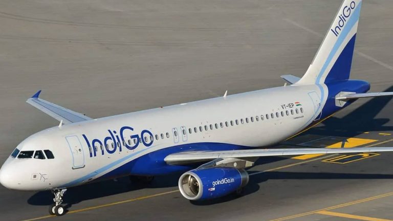 Airlines Alert: విమాన ప్రయాణికులకు అలర్ట్.. వర్షాలు కారణంగా ఫ్లైట్స్ ఆలస్యంగా నడుస్తాయని సూచన