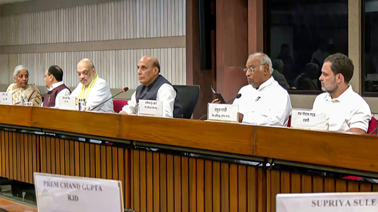 India-Pakistan: పాకిస్థాన్‌పై దౌత్య యుద్ధానికి భారత్ సిద్ధం.. ఏడు అఖిలపక్ష బృందాల ఏర్పాటు..