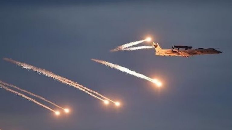 India-Pakistan War: భయం గుప్పిట్లో పాక్.. లాహోర్‌లో  వైమానిక రక్షణ వ్యవస్థపై భీకర దాడి..